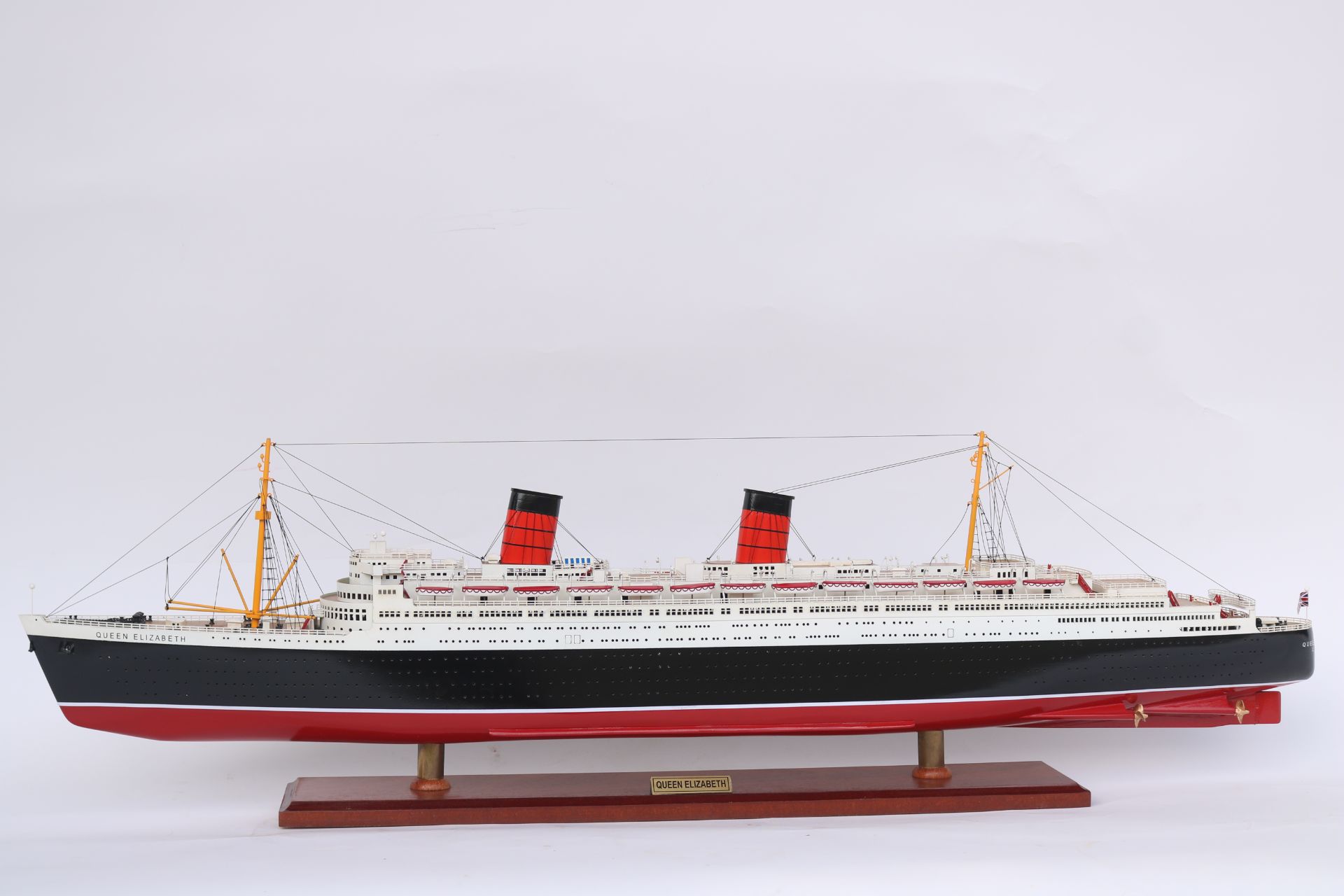 RMS QUEEN ELIZABETH - CRUISE SHIP MODEL 34"