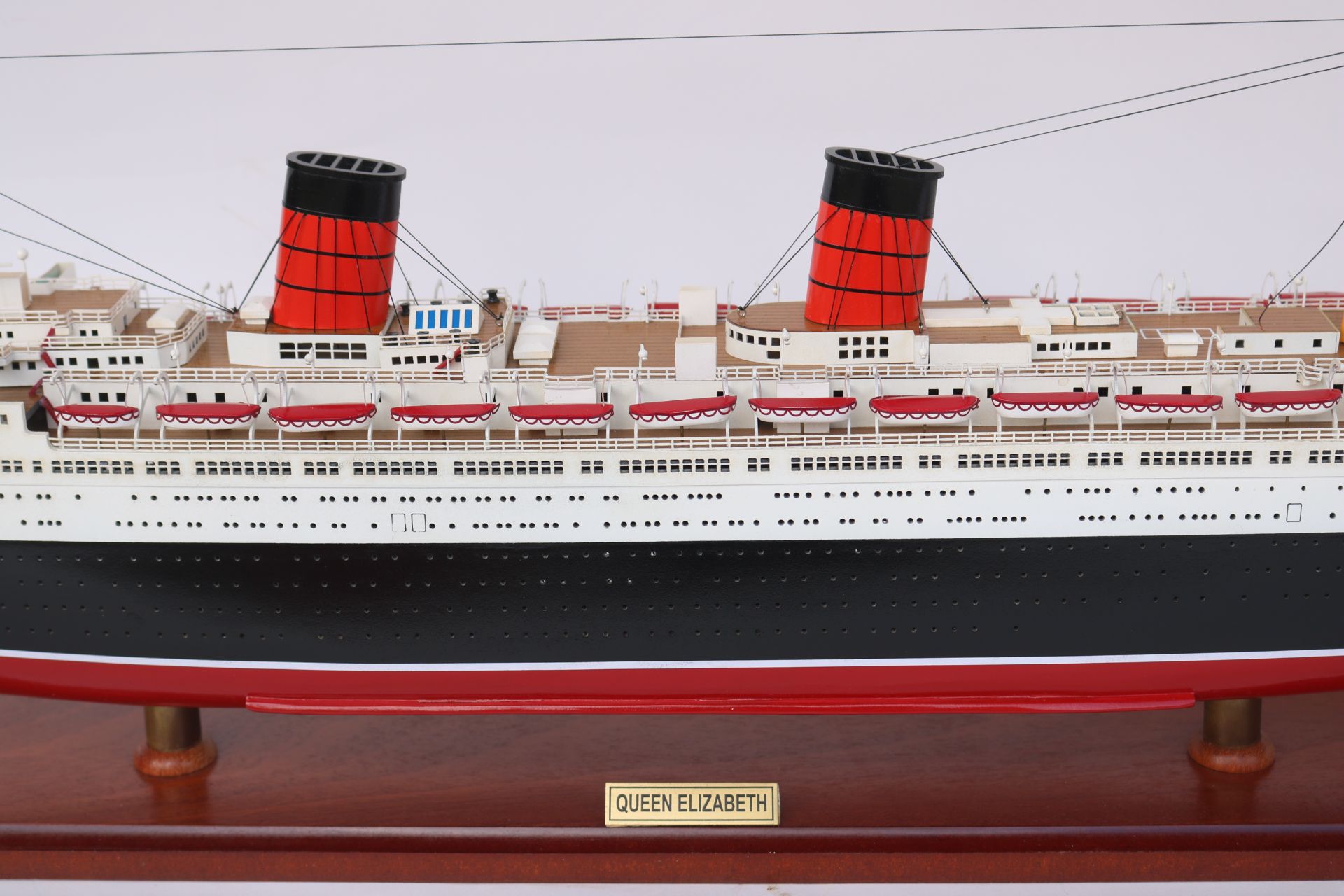 RMS QUEEN ELIZABETH - CRUISE SHIP MODEL 34"