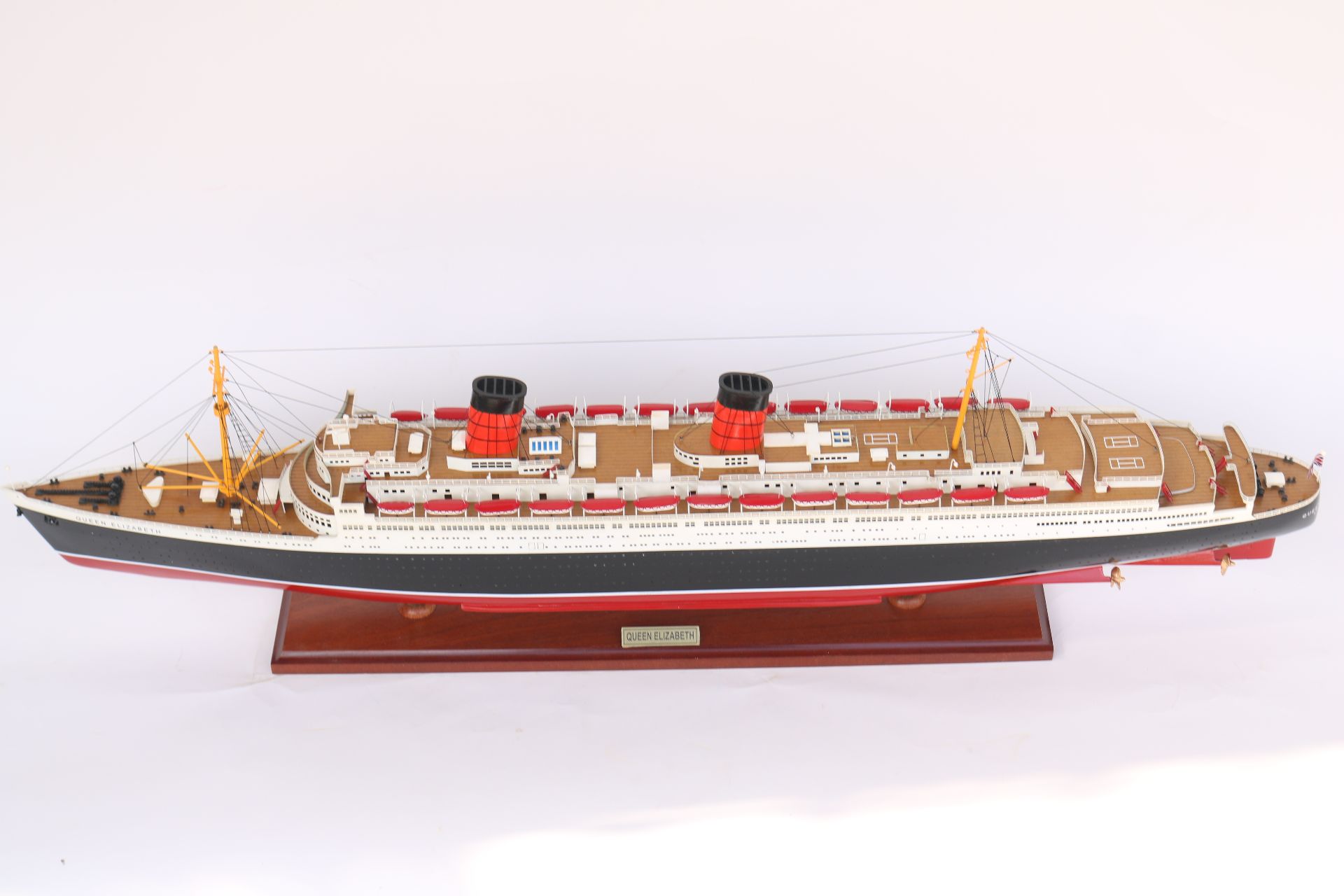 RMS QUEEN ELIZABETH - CRUISE SHIP MODEL 34"