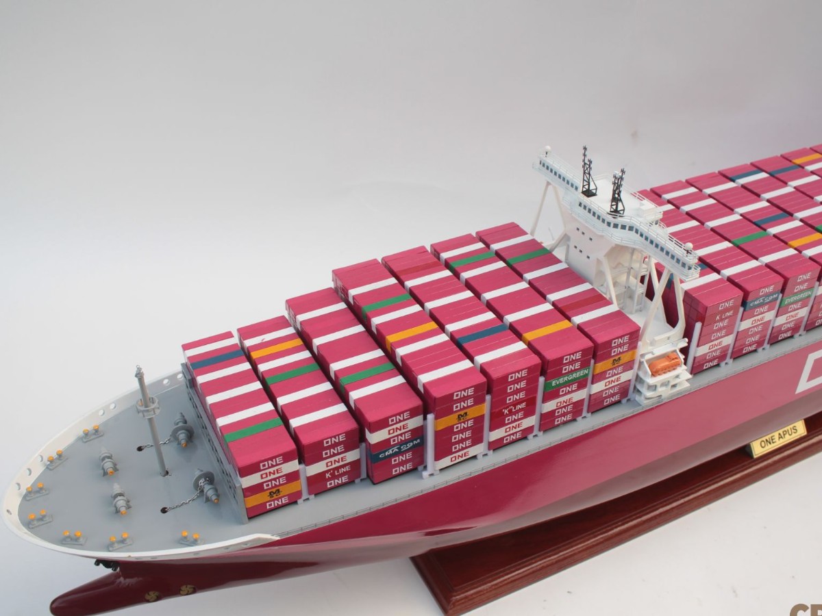 MSC OSCAR SHIP MODEL 100 CM - HIGH QUALITY MODEL